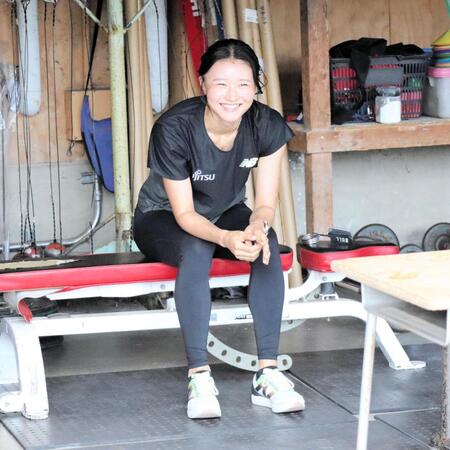 　ウエートトレーニングの合間に笑顔を見せる女子１００メートル障害の田中佑美