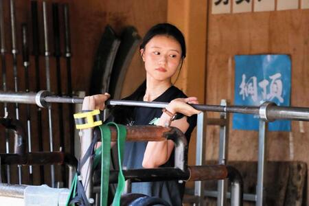 　ウエートトレーニングに励む女子１００メートル障害の田中佑美