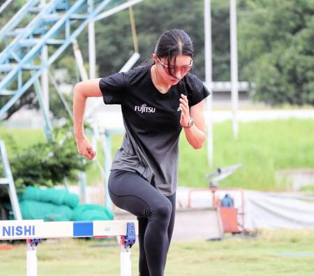 　ハードルを使ったトレーニングで汗を流す女子１００メートル障害の田中佑美