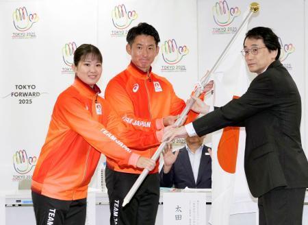 　「デフリンピック」の日本選手団で旗手を務める小倉涼（左）と松元卓巳＝３１日、東京都庁