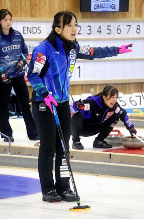 　今季初戦の北海道銀行戦で指示を出すロコ・ソラーレの藤沢