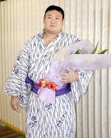 　十両昇進で後援者に花を贈られた西ノ龍
