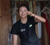 　ウエートトレーニング中に笑顔を見せる女子１００メートル障害の田中佑美