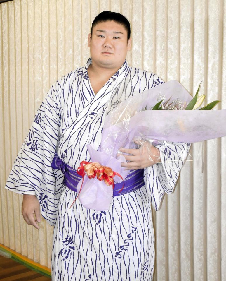 　十両昇進で後援者に花を贈られた西ノ龍