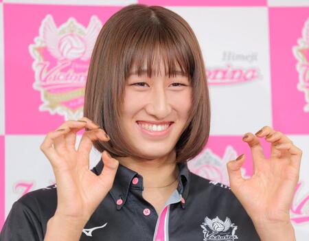 　ドレスナーＳＣへの移籍が決まり、金色のネイルと共に笑顔を見せる姫路の秋本美空（撮影・吉澤敬太）