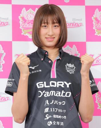 　ドレスナーＳＣへの移籍が決まり笑顔を見せる姫路の秋本美空（撮影・吉澤敬太）