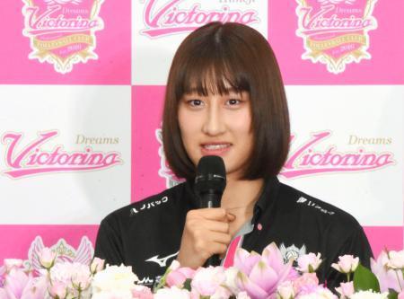 　記者会見するバレーボール女子日本代表の秋本美空＝１日、東京都内