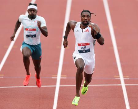 　男子１００メートル予選で力走するノア・ライルズ（右）＝ユージン（ゲッティ＝共同）