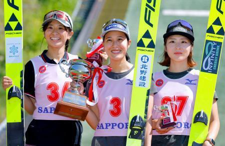 　表彰式で笑顔を見せる、女子で優勝した丸山希（中央）＝宮の森