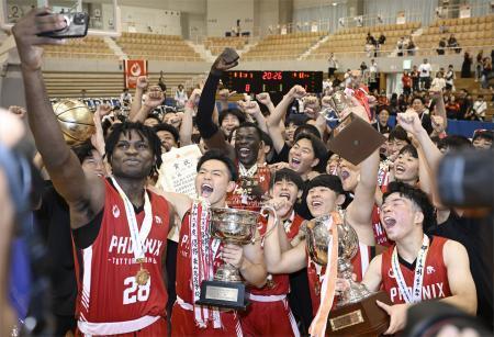 　初優勝を果たし、自撮りする鳥取城北の選手たち＝ジップアリーナ岡山