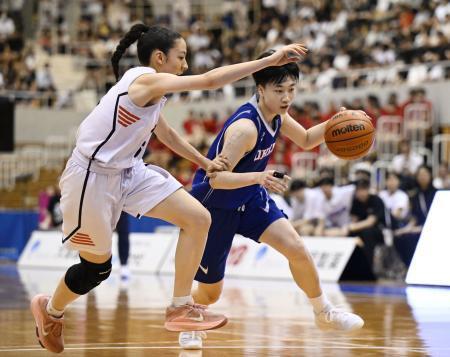 　日本航空北海道-桜花学園　第３クオーター、攻め込む桜花学園・勝部（右）＝ジップアリーナ岡山