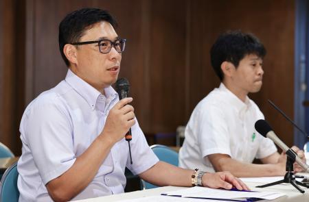 　理事会でＤＨ制を導入することを決め、記者会見で説明する日本高野連の井本亘事務局長（左）＝１日午後、大阪市西区