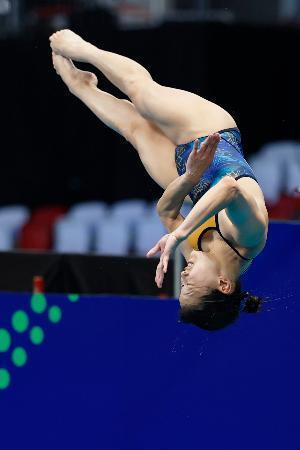 　女子３メートル板飛び込み予選　演技する三上紗也可＝シンガポール（共同）