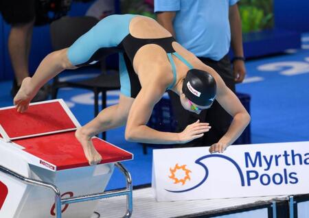 　女子50メートルバタフライ準決勝　スタートする池江璃花子＝シンガポール（共同）