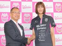 　ドレスナーＳＣへの移籍が決まり、上原光徳社長（左）と握手する姫路の秋本美空（撮影・吉澤敬太）