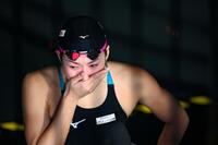 　女子50メートルバタフライ準決勝で敗退し、インタビューに応じる池江璃花子＝シンガポール（共同）