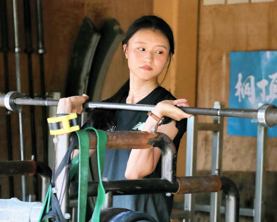 　ウエートトレーニングに励む田中佑美