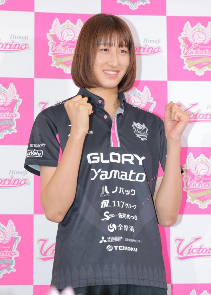 　ドレスナーＳＣへの移籍が決まり笑顔を見せる姫路の秋本美空（撮影・吉澤敬太）