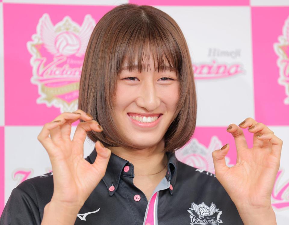 　ドレスナーＳＣへの移籍が決まり、金色のネイルと共に笑顔を見せる姫路の秋本美空（撮影・吉澤敬太）