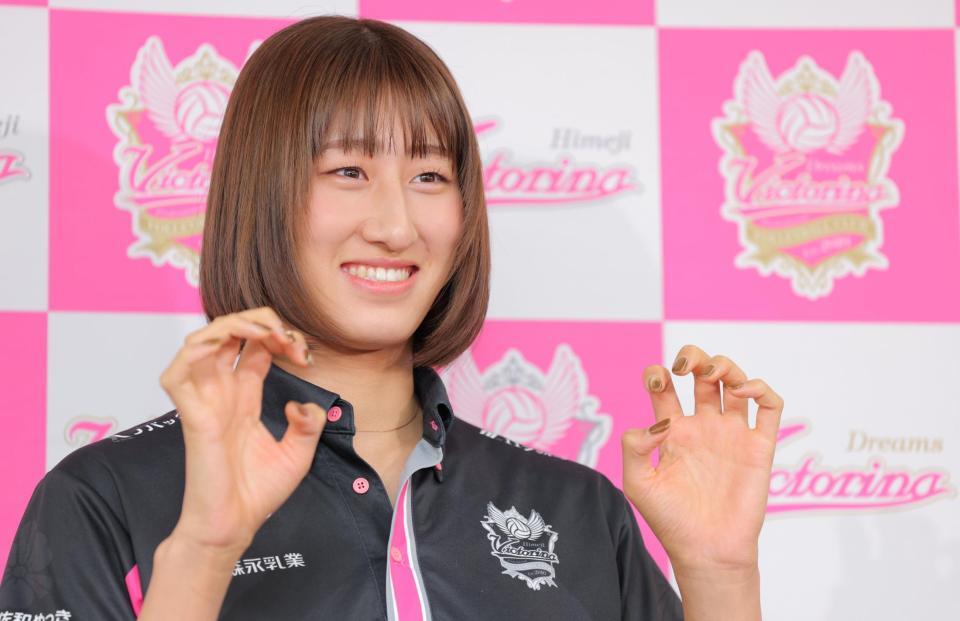 　ドレスナーＳＣへの移籍が決まり、金色のネイルと共に笑顔を見せる姫路の秋本美空（撮影・吉澤敬太）