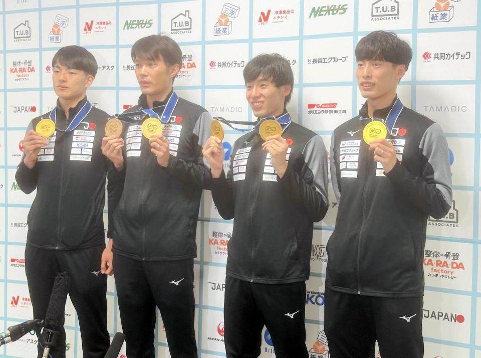 　世界選手権のエペ団体で初の金メダルを獲得した（左から）浅海聖哉、山田優、加納虹輝、古俣聖