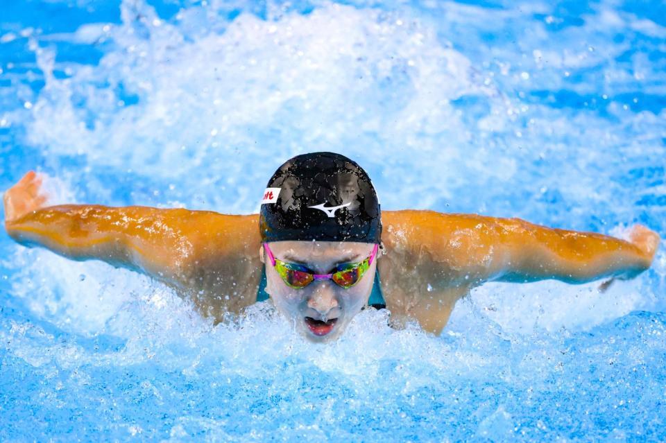 　女子50メートルバタフライ予選　力泳する池江璃花子＝シンガポール（共同）