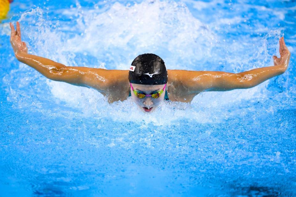 　女子50メートルバタフライ予選　力泳する池江璃花子＝シンガポール（共同）