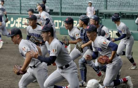 　甲子園練習で駆け出す横浜ナイン