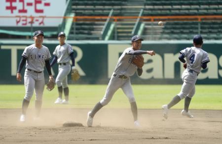 　甲子園で守備練習する叡明ナイン