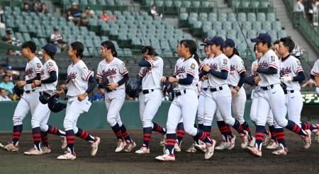　決勝で敗れ肩を落とす岐阜第一ナイン＝甲子園