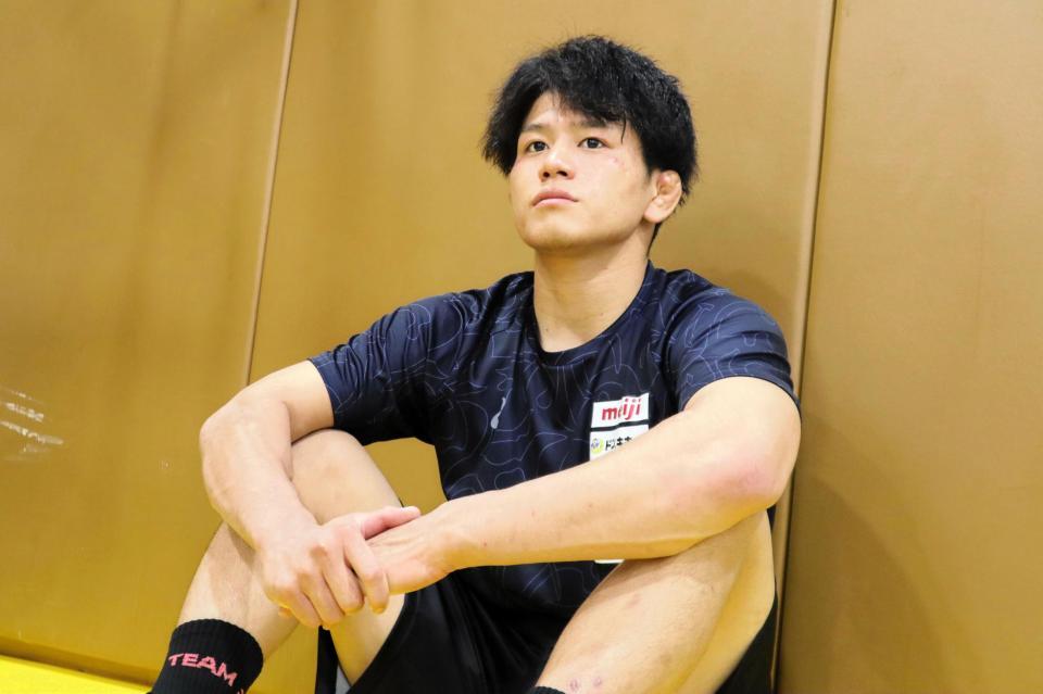 　取材に応じる清岡