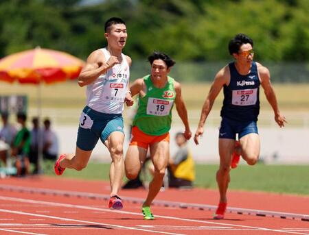 　陸上の富士北麓ワールドトライアルの男子１００メートル予選でゴールする桐生祥秀（左）。９秒９９をマークした