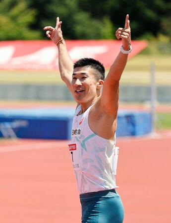 　陸上の富士北麓ワールドトライアルの男子１００メートル予選で９秒９９をマークし喜ぶ桐生祥秀