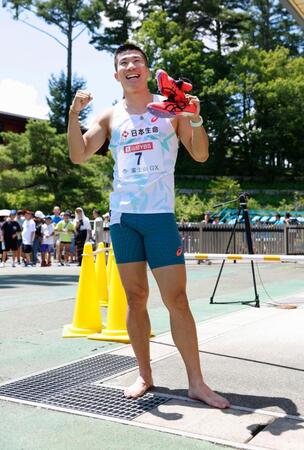 　陸上の富士北麓ワールドトライアルの男子１００メートル予選で９秒９９をマークし笑顔の桐生祥秀