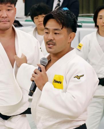 　小学生を対象とした柔道教室で指導する橋本壮市＝３日、日本武道館