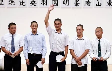 　選手宣誓者に決まった智弁和歌山の山田希翔主将（中央）＝３日、大阪市北区