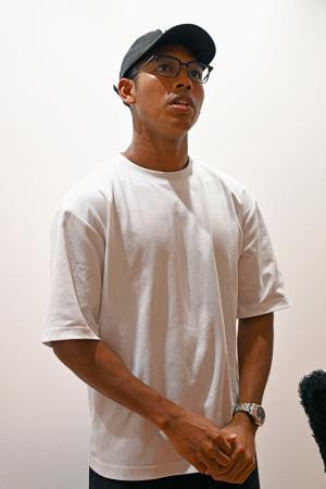 　海外でのトレーニングへの出発前に羽田空港で取材に応じる陸上男子のサニブラウン・ハキーム＝３日