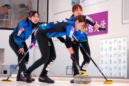 　カーリングの稚内みどりチャレンジ・カップ決勝でプレーするロコ・ソラーレの吉田夕梨花（手前）、鈴木夕湖（右）、藤沢五月＝稚内市みどりスポーツパーク（ⓒＨＣＴ）