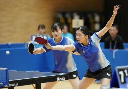 　女子団体決勝でプレーする星槎国際横浜・牧野（左）、桜井組＝ＪＣＯＭアリーナ下関