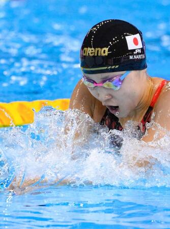 　女子４００メートル個人メドレー予選、平泳ぎで力泳する成田実生