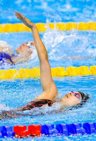 　女子４００メートル個人メドレー予選　背泳ぎで力泳する成田実生