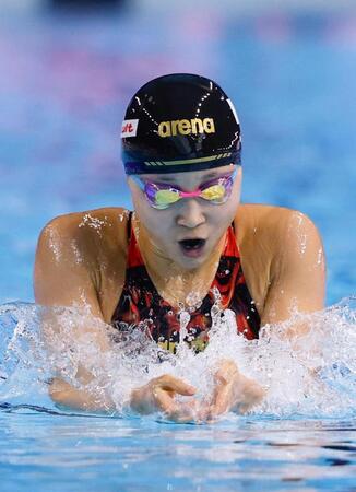 　女子４００メートル個人メドレー決勝、平泳ぎで力泳する成田実生。銀メダルを獲得した