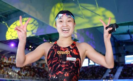 　女子４００メートル個人メドレー決勝を終え笑顔を見せる成田実生。銀メダルを獲得した＝シンガポール（共同）