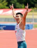 　陸上の富士北麓ワールドトライアルの男子１００メートル予選で９秒９９をマークし喜ぶ桐生祥秀