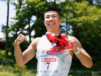 　陸上の富士北麓ワールドトライアルの男子１００メートル予選で９秒９９をマークし笑顔の桐生祥秀