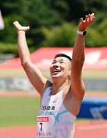 　陸上の富士北麓ワールドトライアルの男子１００メートル予選で９秒９９をマークし喜ぶ桐生祥秀