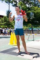 　陸上の富士北麓ワールドトライアルの男子１００メートル予選で９秒９９をマークし笑顔の桐生祥秀