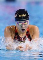 　女子４００メートル個人メドレー決勝、平泳ぎで力泳する成田実生。銀メダルを獲得した