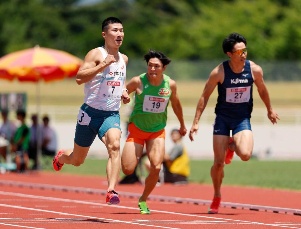 　陸上の富士北麓ワールドトライアルの男子１００メートル予選でゴールする桐生祥秀（左）。９秒９９をマークした