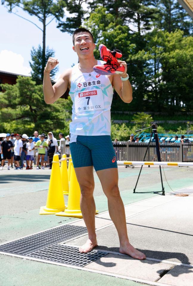 　陸上の富士北麓ワールドトライアルの男子１００メートル予選で９秒９９をマークし笑顔の桐生祥秀